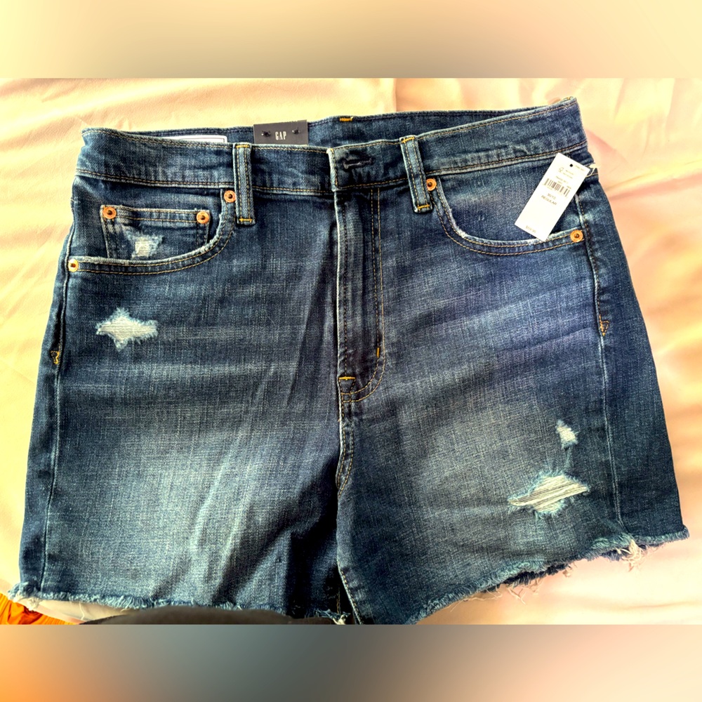 NWT GAP 4” High Rise Distressed Shorts